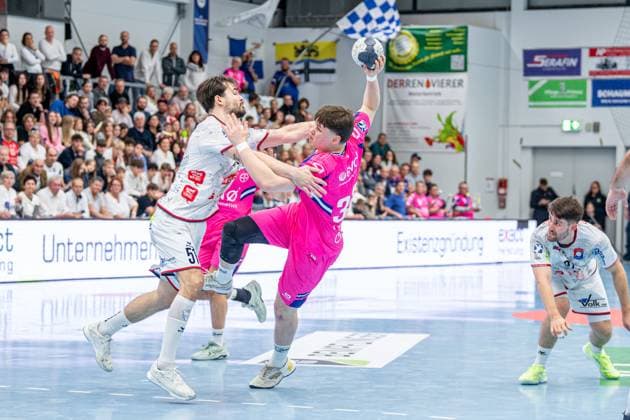2. Handball Bundesliga; TV Hüttenberg - TSV Bayer Dormagen, 11.10.25 Max Schmidt (TSV Bayer Dormagen, 34), Hendrik Schreiber (TV Hüttenberg, 51), David Kuntscher (TV Hüttenberg, 97) 2. Handball Bundesliga; TV Hüttenberg - TSV Bayer Dormagen: Hüttenberg, 11.10.25 Copyright: xBEAUTIFULxSPORTS Roeczeyx