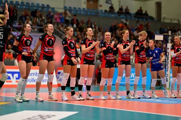 Volleyball I Women I Season 2025 2026 I Bundesliga I 1 Matchday I ETV Hamburger Volksbank Volleys Allianz MTV Stuttgart I 11 10 2025 Hannah Ammerman 12, ETV Hamburger Volksbank Volleys Leonie Körtzinger 7, ETV Hamburger Volksbank Volleys Svea Frobel 11, ETV Hamburger Volksbank Volleys Alexa Sophie Thaden 15, ETV Hamburger Volksbank Volleys Luise Klein 9, ETV Hamburger Volksbank Volleys Constanze von Meyenn 6, ETV Hamburger Volksbank Volleys Anna Hartig 5, ETV Hamburger Volksbank Volleys Sarah Stiriz 4, ETV Hamburger Volksbank Volleys Lina Köster 3, ETV Hamburger Volksbank Volleys Hamburg CU Arena Hamburg Germany Copyright: xLobeca FelixxSchlikisx