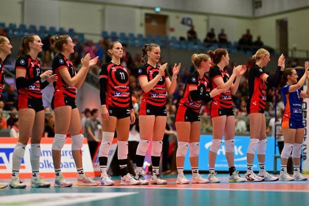 Volleyball I Women I Season 2025 2026 I Bundesliga I 1 Matchday I ETV Hamburger Volksbank Volleys Allianz MTV Stuttgart I 11 10 2025 Hannah Ammerman 12, ETV Hamburger Volksbank Volleys Leonie Körtzinger 7, ETV Hamburger Volksbank Volleys Svea Frobel 11, ETV Hamburger Volksbank Volleys Alexa Sophie Thaden 15, ETV Hamburger Volksbank Volleys Luise Klein 9, ETV Hamburger Volksbank Volleys Constanze von Meyenn 6, ETV Hamburger Volksbank Volleys Anna Hartig 5, ETV Hamburger Volksbank Volleys Sarah Stiriz 4, ETV Hamburger Volksbank Volleys Hamburg CU Arena Hamburg Germany Copyright: xLobeca FelixxSchlikisx