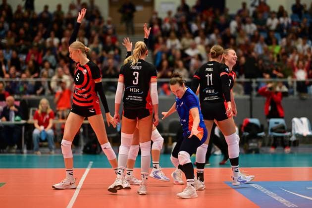 Volleyball I Women I Season 2025 2026 I Bundesliga I 1 Matchday I ETV Hamburger Volksbank Volleys Allianz MTV Stuttgart I 11 10 2025 Cheers, excitement, enthusiasm, euphoria, joy, happiness, cheerfulness at ETV Hamburger Volksbank Volleys Frauen Hamburg CU Arena Hamburg Germany Copyright: xLobeca FelixxSchlikisx