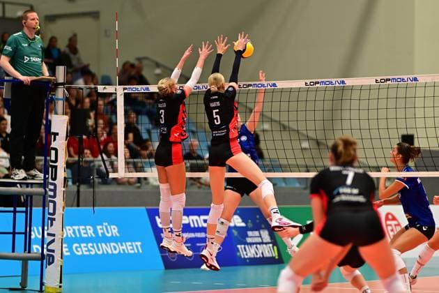 Volleyball I Women I Season 2025 2026 I Bundesliga I 1 Matchday I ETV Hamburger Volksbank Volleys Allianz MTV Stuttgart I 11 10 2025 Lina Köster 3, ETV Hamburger Volksbank Volleys Anna Hartig 5, ETV Hamburger Volksbank Volleys vs Antonia Stautz 6, Allianz MTV Stuttgart Hamburg CU Arena Hamburg Germany Copyright: xLobeca FelixxSchlikisx