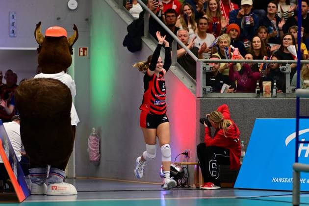 Volleyball I Women I Season 2025 2026 I Bundesliga I 1 Matchday I ETV Hamburger Volksbank Volleys Allianz MTV Stuttgart I 11 10 2025 Run-in Zoe Konjer 8, ETV Hamburger Volksbank Volleys Hamburg CU Arena Hamburg Germany Copyright: xLobeca FelixxSchlikisx