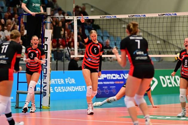 Volleyball I Women I Season 2025 2026 I Bundesliga I 1 Matchday I ETV Hamburger Volksbank Volleys Allianz MTV Stuttgart I 11 10 2025 Cheers, excitement, enthusiasm, euphoria, joy, happiness, cheerfulness at Anna Hartig 5, ETV Hamburger Volksbank Volleys mitte Hamburg CU Arena Hamburg Germany Copyright: xLobeca FelixxSchlikisx