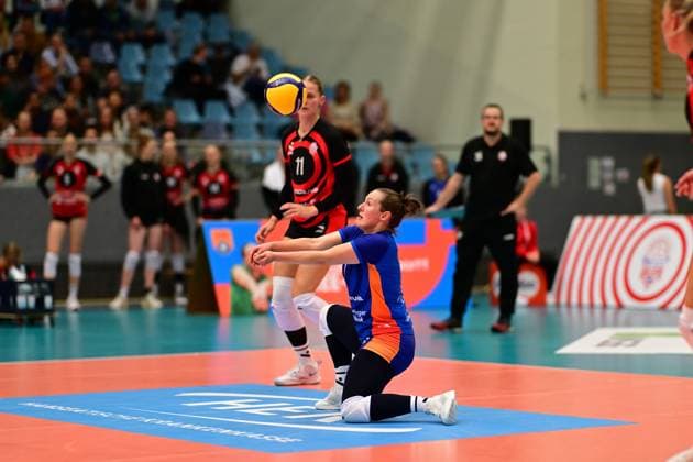 Volleyball I Women I Season 2025 2026 I Bundesliga I 1 Matchday I ETV Hamburger Volksbank Volleys Allianz MTV Stuttgart I 11 10 2025 Jana Marie Meiser 1, ETV Hamburger Volksbank Volleys on the ball Hamburg CU Arena Hamburg Germany Copyright: xLobeca FelixxSchlikisx