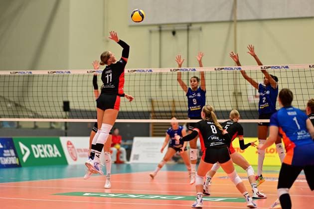 Volleyball I Women I Season 2025 2026 I Bundesliga I 1 Matchday I ETV Hamburger Volksbank Volleys Allianz MTV Stuttgart I 11 10 2025 Svea Frobel 11, ETV Hamburger Volksbank Volleys wants to hit the ball Hamburg CU Arena Hamburg Germany Copyright: xLobeca FelixxSchlikisx