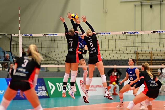 Volleyball I Women I Season 2025 2026 I Bundesliga I 1 Matchday I ETV Hamburger Volksbank Volleys Allianz MTV Stuttgart I 11 10 2025 Block Svea Frobel 11, ETV Hamburger Volksbank Volleys and Anna Hartig 5, ETV Hamburger Volksbank Volleys against Jasmine Gross 3, Allianz MTV Stuttgart Hamburg CU Arena Hamburg Germany Copyright: xLobeca FelixxSchlikisx