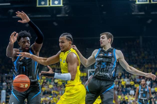 Oldenburg, Lower Saxony, DEU, 11 10 2025, Nicholas Tischler center, EWE Baskets Oldenburg , Great Osobor left, Science City Jena , Lorenz Bank right, Science City Jena EWE Baskets Oldenburg vs Science City Jena 1 Basketball Bundesliga Season 2025 2026, Matchday 4, Grosse EWE Arena EWE Baskets Oldenburg vs Science City Jena www.andreas-burmann.de