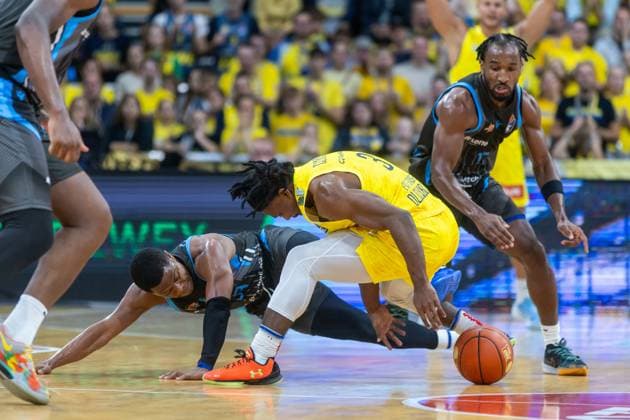 Oldenburg, Lower Saxony, DEU, 11 10 2025, Christopher Clemons center, EWE Baskets Oldenburg , Keith Braxton JR right, Science City Jena and Eric Washington left, Science City Jena EWE Baskets Oldenburg vs Science City Jena 1 Basketball Bundesliga Season 2025 2026, Matchday 4, Grosse EWE Arena EWE Baskets Oldenburg vs Science City Jena www.andreas-burmann.de