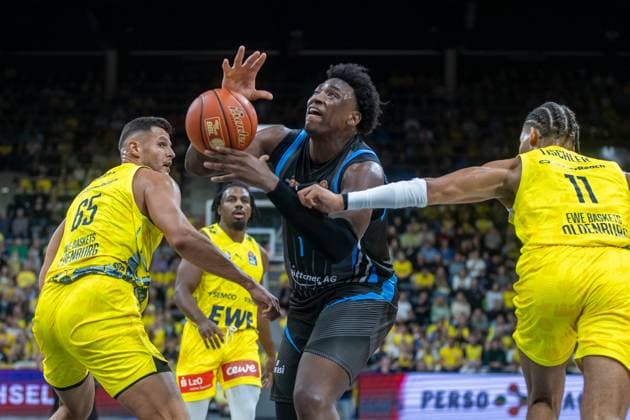 Oldenburg, Lower Saxony, DEU, 11 10 2025, Great Osobor center, Science City Jena , Christopher Clemons right, EWE Baskets Oldenburg and Filip Stanic left, EWE Baskets Oldenburg EWE Baskets Oldenburg vs Science City Jena 1 Basketball Bundesliga Season 2025 2026, Matchday 4, Grosse EWE Arena EWE Baskets Oldenburg vs Science City Jena www.andreas-burmann.de