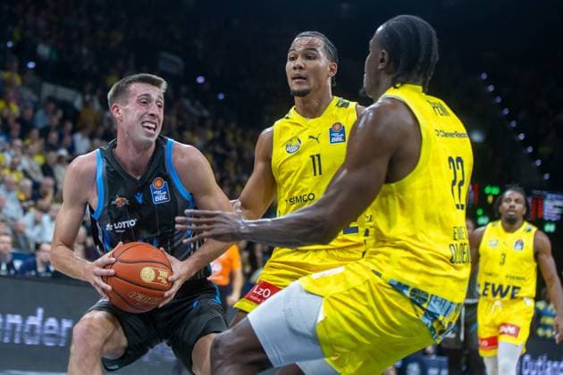 Oldenburg, Lower Saxony, DEU, 11 10 2025, Joe Wieskamp left, Science City Jena , Nicholas Tischler center, EWE Baskets Oldenburg and Eral Penn right, EWE Baskets Oldenburg EWE Baskets Oldenburg vs Science City Jena 1 Basketball Bundesliga Season 2025 2026, Matchday 4, Grosse EWE Arena EWE Baskets Oldenburg vs Science City Jena www.andreas-burmann.de
