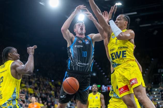 Oldenburg, Lower Saxony, DEU, 11 10 2025, Joe Wieskamp left, Science City Jena and Nicholas Tischler right, EWE Baskets Oldenburg EWE Baskets Oldenburg vs Science City Jena 1 Basketball Bundesliga Season 2025 2026, Matchday 4, Big EWE Arena EWE Baskets Oldenburg vs Science City Jena www.andreas-burmann.de