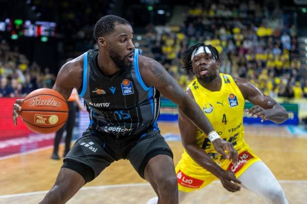 Oldenburg, Lower Saxony, DEU, 11 10 2025, Naz Bohannon left, Science City Jena and Brian Fobbs right, EWE Baskets Oldenburg EWE Baskets Oldenburg vs Science City Jena 1 Basketball Bundesliga Season 2025 2026, Matchday 4, Grosse EWE Arena EWE Baskets Oldenburg vs Science City Jena www.andreas-burmann.de