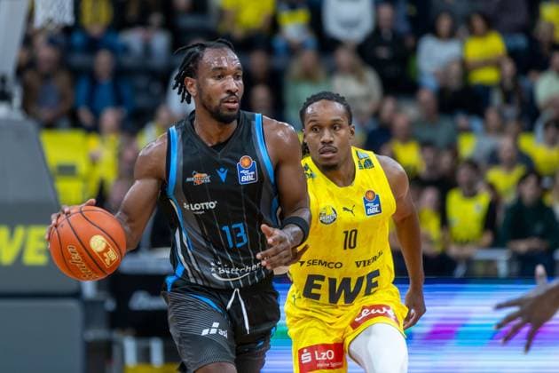 Oldenburg, Lower Saxony, DEU, 11 10 2025, Keith Braxton JR left, Science City Jena and James Woodard right, EWE Baskets Oldenburg EWE Baskets Oldenburg vs Science City Jena 1 Basketball Bundesliga Season 2025 2026, Matchday 4, Grosse EWE Arena EWE Baskets Oldenburg vs Science City Jena www.andreas-burmann.de