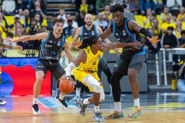 Oldenburg, Lower Saxony, DEU, 11 10 2025, James Woodard center, EWE Baskets Oldenburg and Great Osobor right, Science City Jena EWE Baskets Oldenburg vs Science City Jena 1 Basketball Bundesliga Season 2025 2026, Matchday 4, Grosse EWE Arena EWE Baskets Oldenburg vs Science City Jena www.andreas-burmann.de