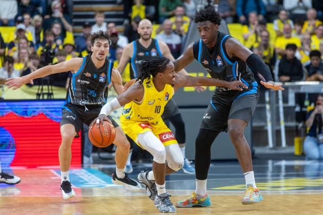 Oldenburg, Lower Saxony, DEU, 11 10 2025, James Woodard center, EWE Baskets Oldenburg and Great Osobor right, Science City Jena EWE Baskets Oldenburg vs Science City Jena 1 Basketball Bundesliga Season 2025 2026, Matchday 4, Grosse EWE Arena EWE Baskets Oldenburg vs Science City Jena www.andreas-burmann.de