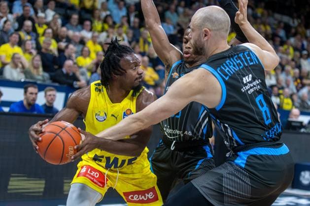Oldenburg, Lower Saxony, DEU, 11 10 2025, Christopher Clemons left, EWE Baskets Oldenburg , Eric Washington center, Science City Jena and Robin Christen right, Science City Jena EWE Baskets Oldenburg vs Science City Jena 1 Basketball Bundesliga Season 2025 2026, Matchday 4, Grosse EWE Arena EWE Baskets Oldenburg vs Science City Jena www.andreas-burmann.de