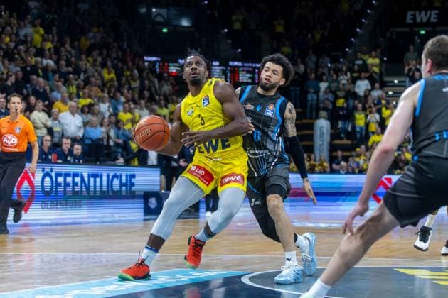 Oldenburg, Lower Saxony, DEU, 11 10 2025, Christopher Clemons left, EWE Baskets Oldenburg and Tavian Dunn Martin right, Science City Jena EWE Baskets Oldenburg vs Science City Jena 1 Basketball Bundesliga Season 2025 2026, Matchday 4, Grosse EWE Arena EWE Baskets Oldenburg vs Science City Jena www.andreas-burmann.de