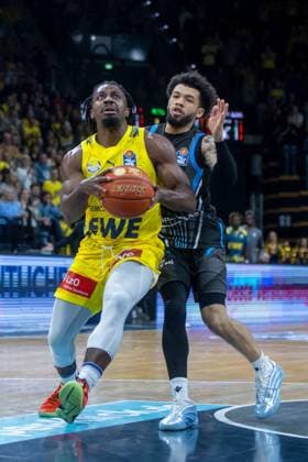Oldenburg, Lower Saxony, DEU, 11 10 2025, Christopher Clemons left, EWE Baskets Oldenburg and Tavian Dunn Martin right, Science City Jena EWE Baskets Oldenburg vs Science City Jena 1 Basketball Bundesliga Season 2025 2026, Matchday 4, Grosse EWE Arena EWE Baskets Oldenburg vs Science City Jena www.andreas-burmann.de