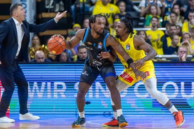 Oldenburg, Lower Saxony, DEU, 11 10 2025, Keith Braxton JR left, Science City Jena and Christopher Clemons right, EWE Baskets Oldenburg EWE Baskets Oldenburg vs Science City Jena 1 Basketball Bundesliga Season 2025 2026, Matchday 4, Grosse EWE Arena EWE Baskets Oldenburg vs Science City Jena www.andreas-burmann.de