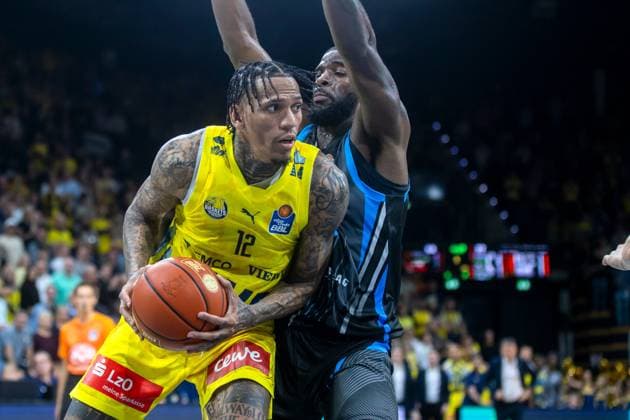 Oldenburg, Lower Saxony, DEU, 11 10 2025, Michale Kyser left, EWE Baskets Oldenburg and Naz Bohannon right, Science City Jena EWE Baskets Oldenburg vs Science City Jena 1 Basketball Bundesliga Season 2025 2026, Matchday 4, Grosse EWE Arena EWE Baskets Oldenburg vs Science City Jena www.andreas-burmann.de