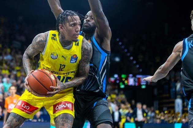 Oldenburg, Lower Saxony, DEU, 11 10 2025, Michale Kyser left, EWE Baskets Oldenburg and Naz Bohannon right, Science City Jena EWE Baskets Oldenburg vs Science City Jena 1 Basketball Bundesliga Season 2025 2026, Matchday 4, Grosse EWE Arena EWE Baskets Oldenburg vs Science City Jena www.andreas-burmann.de
