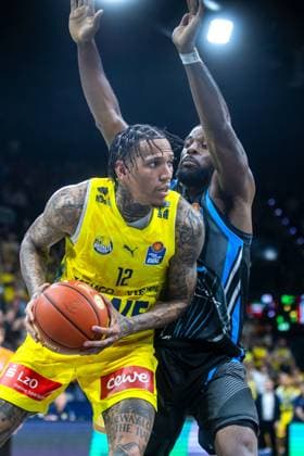 Oldenburg, Lower Saxony, DEU, 11 10 2025, Michale Kyser left, EWE Baskets Oldenburg and Naz Bohannon right, Science City Jena EWE Baskets Oldenburg vs Science City Jena 1 Basketball Bundesliga Season 2025 2026, Matchday 4, Grosse EWE Arena EWE Baskets Oldenburg vs Science City Jena www.andreas-burmann.de
