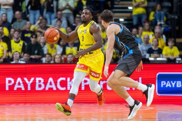 Oldenburg, Lower Saxony, DEU, 11 10 2025, Christopher Clemons left, EWE Baskets Oldenburg and Kristofer Krause right, Science City Jena EWE Baskets Oldenburg vs Science City Jena 1 Basketball Bundesliga Season 2025 2026, Matchday 4, Grosse EWE Arena EWE Baskets Oldenburg vs Science City Jena www.andreas-burmann.de