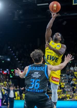 Oldenburg, Lower Saxony, DEU, 11 10 2025, Christopher Clemons right, EWE Baskets Oldenburg and Kristofer Krause left, Science City Jena EWE Baskets Oldenburg vs Science City Jena 1 Basketball Bundesliga Season 2025 2026, Matchday 4, Grosse EWE Arena EWE Baskets Oldenburg vs Science City Jena www.andreas-burmann.de