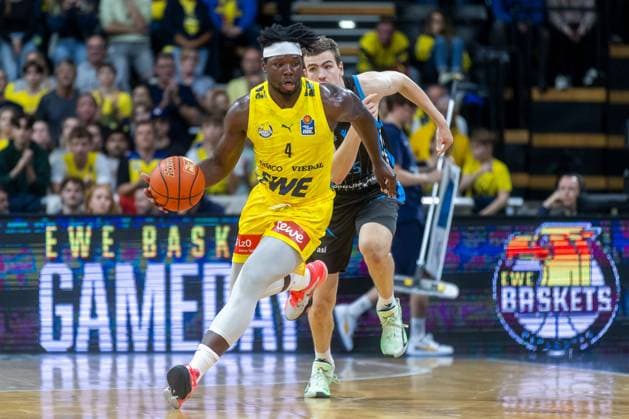 Oldenburg, Lower Saxony, DEU, 11 10 2025, Brian Fobbs left, EWE Baskets Oldenburg and Lorenz Bank right, Science City Jena EWE Baskets Oldenburg vs Science City Jena 1 Basketball Bundesliga Season 2025 2026, Matchday 4, Grosse EWE Arena EWE Baskets Oldenburg vs Science City Jena www.andreas-burmann.de