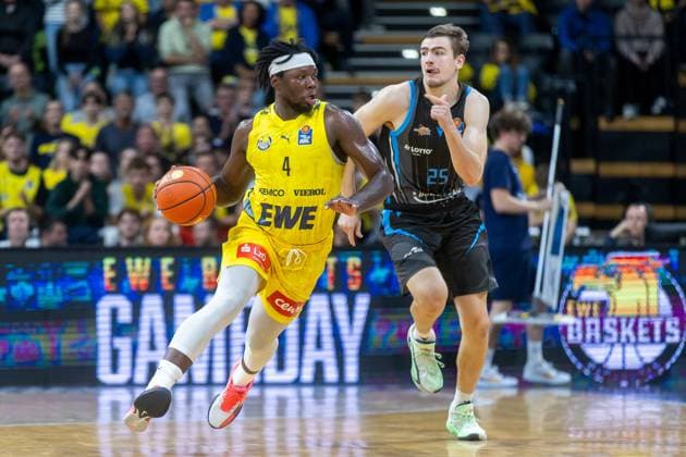 Oldenburg, Lower Saxony, DEU, 11 10 2025, Brian Fobbs left, EWE Baskets Oldenburg and Lorenz Bank right, Science City Jena EWE Baskets Oldenburg vs Science City Jena 1 Basketball Bundesliga Season 2025 2026, Matchday 4, Grosse EWE Arena EWE Baskets Oldenburg vs Science City Jena www.andreas-burmann.de