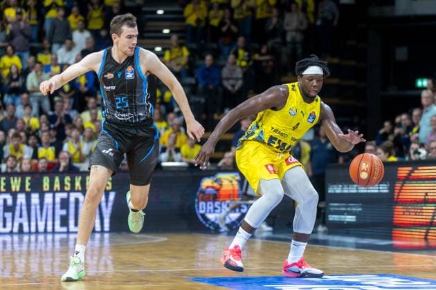 Oldenburg, Lower Saxony, DEU, 11 10 2025, Brian Fobbs right, EWE Baskets Oldenburg ubnd Lorenz Bank left, Science City Jena EWE Baskets Oldenburg vs Science City Jena 1 Basketball Bundesliga Season 2025 2026, Matchday 4, Grosse EWE Arena EWE Baskets Oldenburg vs Science City Jena www.andreas-burmann.de