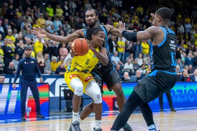 Oldenburg, Lower Saxony, DEU, 11 10 2025, James Woodard center, EWE Baskets Oldenburg , Eric Washington right, Science City Jena and Keith Braxton JR left, Science City Jena EWE Baskets Oldenburg vs Science City Jena 1 Basketball Bundesliga Season 2025 2026, Matchday 4, Grosse EWE Arena EWE Baskets Oldenburg vs Science City Jena www.andreas-burmann.de