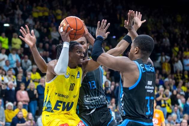 Oldenburg, Lower Saxony, DEU, 11 10 2025, James Woodard center, EWE Baskets Oldenburg , Eric Washington right, Science City Jena and Keith Braxton JR left, Science City Jena EWE Baskets Oldenburg vs Science City Jena 1 Basketball Bundesliga Season 2025 2026, Matchday 4, Grosse EWE Arena EWE Baskets Oldenburg vs Science City Jena www.andreas-burmann.de