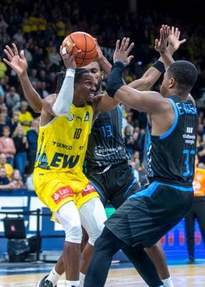 Oldenburg, Lower Saxony, DEU, 11 10 2025, James Woodard center, EWE Baskets Oldenburg , Eric Washington right, Science City Jena and Keith Braxton JR left, Science City Jena EWE Baskets Oldenburg vs Science City Jena 1 Basketball Bundesliga Season 2025 2026, Matchday 4, Grosse EWE Arena EWE Baskets Oldenburg vs Science City Jena www.andreas-burmann.de