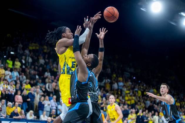 Oldenburg, Lower Saxony, DEU, 11 10 2025, James Woodard center, EWE Baskets Oldenburg , Eric Washington right, Science City Jena and Keith Braxton JR left, Science City Jena EWE Baskets Oldenburg vs Science City Jena 1 Basketball Bundesliga Season 2025 2026, Matchday 4, Grosse EWE Arena EWE Baskets Oldenburg vs Science City Jena www.andreas-burmann.de