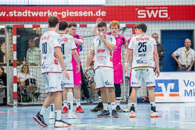 2. Handball Bundesliga; TV Hüttenberg - TSV Bayer Dormagen, 11.10.25 Lasse Ohl (TV Hüttenberg, 11), Torsten Anselm (TV Hüttenberg, 25), Hendrik Schreiber (TV Hüttenberg, 51), Paul Ohl (TV Hüttenberg, 10), Julius Hein (TSV Bayer Dormagen, 66) 2. Handball Bundesliga; TV Hüttenberg - TSV Bayer Dormagen: Hüttenberg, 11.10.25 Copyright: xBEAUTIFULxSPORTS Roeczeyx