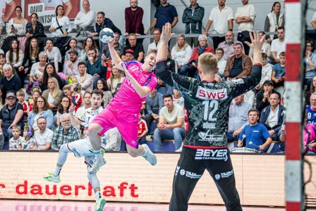 2. Handball Bundesliga; TV Hüttenberg - TSV Bayer Dormagen, 11.10.25 Felix Böckenholt (TSV Bayer Dormagen, 17), Simon Böhne (TV Hüttenberg, 12), Tim Rüdiger (TV Hüttenberg, 18) 2. Handball Bundesliga; TV Hüttenberg - TSV Bayer Dormagen: Hüttenberg, 11.10.25 Copyright: xBEAUTIFULxSPORTS Roeczeyx