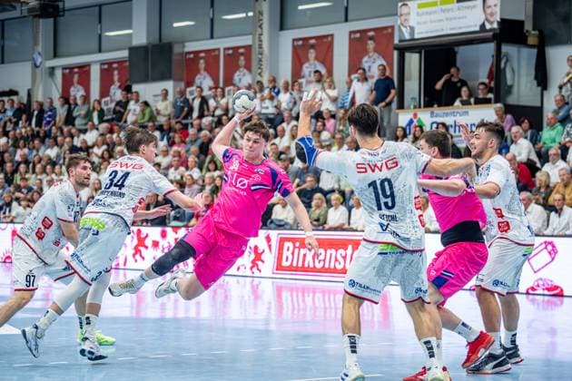 2. Handball Bundesliga; TV Hüttenberg - TSV Bayer Dormagen, 11.10.25 Max Schmidt (TSV Bayer Dormagen, 34), Paul Kompenhans (TV Hüttenberg, 34), David Kuntscher (TV Hüttenberg, 97), Vit Reichl (TV Hüttenberg, 19), Lasse Ohl (TV Hüttenberg, 11), Jan Schmidt (TSV Bayer Dormagen, 42) 2. Handball Bundesliga; TV Hüttenberg - TSV Bayer Dormagen: Hüttenberg, 11.10.25 Copyright: xBEAUTIFULxSPORTS Roeczeyx