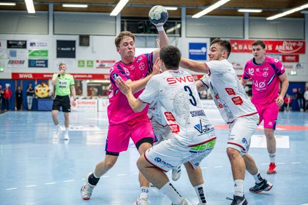 2. Handball Bundesliga; TV Hüttenberg - TSV Bayer Dormagen, 11.10.25 Finn Schroven (TSV Bayer Dormagen, 19), Philipp Schwarz (TV Hüttenberg, 3), Lasse Ohl (TV Hüttenberg, 11), Jan Schmidt (TSV Bayer Dormagen, 42) 2. Handball Bundesliga; TV Hüttenberg - TSV Bayer Dormagen: Hüttenberg, 11.10.25 Copyright: xBEAUTIFULxSPORTS Roeczeyx