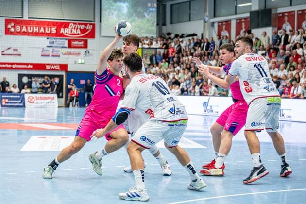 2. Handball Bundesliga; TV Hüttenberg - TSV Bayer Dormagen, 11.10.25 Luca Krist (TSV Bayer Dormagen, 2), Paul Kompenhans (TV Hüttenberg, 34), Vit Reichl (TV Hüttenberg, 19), Lasse Ohl (TV Hüttenberg, 11), Jan Schmidt (TSV Bayer Dormagen, 42) 2. Handball Bundesliga; TV Hüttenberg - TSV Bayer Dormagen: Hüttenberg, 11.10.25 Copyright: xBEAUTIFULxSPORTS Roeczeyx