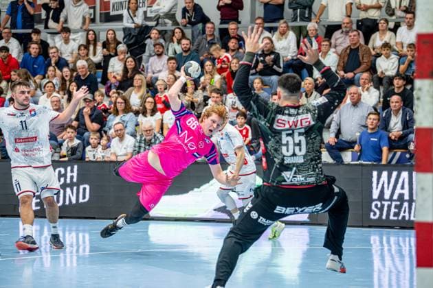 2. Handball Bundesliga; TV Hüttenberg - TSV Bayer Dormagen, 11.10.25 Julius Hein (TSV Bayer Dormagen, 66), Lasse Ohl (TV Hüttenberg, 11), Tim Rüdiger (TV Hüttenberg, 18), Yahav Shamir (TV Hüttenberg, 55) 2. Handball Bundesliga; TV Hüttenberg - TSV Bayer Dormagen: Hüttenberg, 11.10.25 Copyright: xBEAUTIFULxSPORTS Roeczeyx