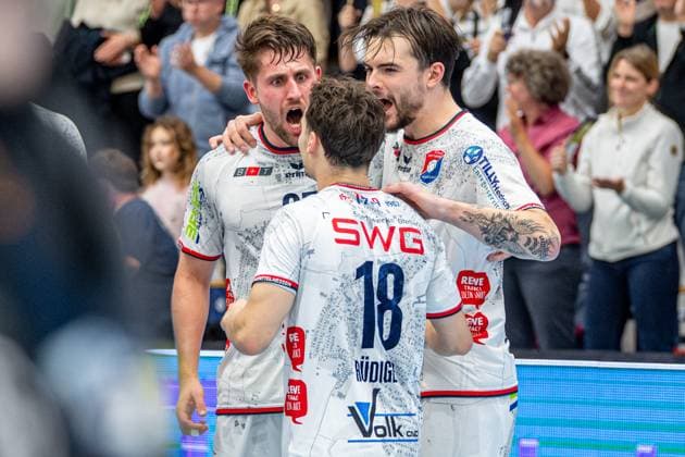 2. Handball Bundesliga; TV Hüttenberg - TSV Bayer Dormagen, 11.10.25 David Kuntscher (TV Hüttenberg, 97), Tim Rüdiger (TV Hüttenberg, 18), Hendrik Schreiber (TV Hüttenberg, 51) 2. Handball Bundesliga; TV Hüttenberg - TSV Bayer Dormagen: Hüttenberg, 11.10.25 Copyright: xBEAUTIFULxSPORTS Roeczeyx
