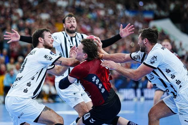 Lasse Moeller SG Flensburg Handewitt, 64 , Domagoj Duvnjak THW Kiel, 04 , Harald Reinkind THW Kiel, 06 GER, SG Flensburg Handewitt vs THW Kiel, Handball, Bundesliga, Matchday 8, Season 2026 2026, 11 10 2025 GER, SG Flensburg Handewitt vs THW Kiel, Handball, Bundesliga, Matchday 8, Season 2026 2026, 11 10 2025 Flensburg Copyright: xEibner-Pressefoto MarcelxvonxFehrnx EP_MFN