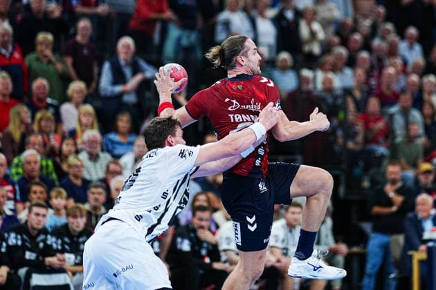 Lucas Laube THW Kiel, 20 , Kent Robin Toennesssen SG Flensburg Handewitt, 23 GER, SG Flensburg Handewitt vs THW Kiel, Handball, Bundesliga, Matchday 8, Season 2026 2026, 11 10 2025 GER, SG Flensburg Handewitt vs THW Kiel, Handball, Bundesliga, Matchday 8, Season 2026 2026, 11 10 2025 Flensburg Copyright: xEibner-Pressefoto MarcelxvonxFehrnx EP_MFN