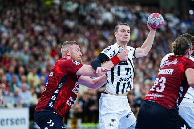 Blaz Blagotinsek SG Flensburg Handewitt, 43 , Elias Ellefsen a Skipagotu THW Kiel, 71 GER, SG Flensburg Handewitt vs THW Kiel, Handball, Bundesliga, Matchday 8, Season 2026 2026, 11 10 2025 GER, SG Flensburg Handewitt vs THW Kiel, Handball, Bundesliga, Matchday 8, Season 2026 2026, 11 10 2025 Flensburg Copyright: xEibner-Pressefoto MarcelxvonxFehrnx EP_MFN