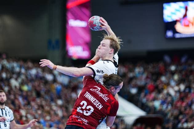 Kent Robin Toennesssen SG Flensburg Handewitt, 23 , Eric Johansson THW Kiel, 21 GER, SG Flensburg Handewitt vs THW Kiel, Handball, Bundesliga, Matchday 8, Season 2026 2026, 11 10 2025 GER, SG Flensburg Handewitt vs THW Kiel, Handball, Bundesliga, Matchday 8, Season 2026 2026, 11 10 2025 Flensburg Copyright: xEibner-Pressefoto MarcelxvonxFehrnx EP_MFN