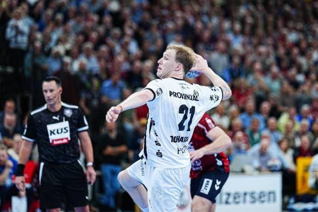 7 meter throw goal Eric Johansson THW Kiel, 21 GER, SG Flensburg Handewitt vs THW Kiel, Handball, Bundesliga, Matchday 8, Season 2026 2026, 11 10 2025 GER, SG Flensburg Handewitt vs THW Kiel, Handball, Bundesliga, Matchday 8, Season 2026 2026, 11 10 2025 Flensburg Copyright: xEibner-Pressefoto MarcelxvonxFehrnx EP_MFN