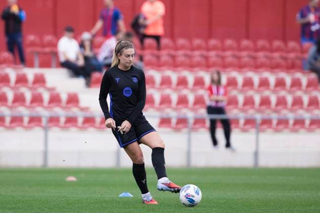 LIGA F - Atletico de Madrid vs Barcelona MADRID, SPAIN - October 12:Alexia Putellas of Barcelona warm up during the LIGA F match between Atletico de Madrid and Barcelona at Centro Deportivo Alcala de Henares in Madrid. (Photo by Guille Martinez f22photo) Madrid Centro Deportivo Alcala de Henar Spain Copyright: xGuillermoxMartinezx