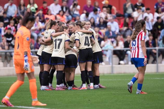 LIGA F - Atletico de Madrid vs Barcelona MADRID, SPAIN - October 12:Several player of Barcelona celebrates a goal during the LIGA F match between Atletico de Madrid and Barcelona at Centro Deportivo Alcala de Henares in Madrid. (Photo by Guille Martinez f22photo) Madrid Centro Deportivo Alcala de Henar Spain Copyright: xGuillermoxMartinezx