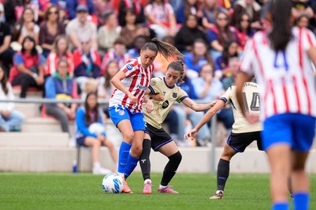 October 12, 2025, Madrid, Madrid, Spain: Fiamma Benitez of Atletico de Madrid and Ona Batlle of FC Barcelona, Barca compete for the ball during the Spanish Women League, Liga F, football match played between Atletico de Madrid and FC Barcelona at Centro Deportivo Alcala de Henares on October 12, 2025 in Madrid, Spain. Madrid Spain - ZUMAa181 20251012_zaa_a181_032 Copyright: xDennisxAgyemanx